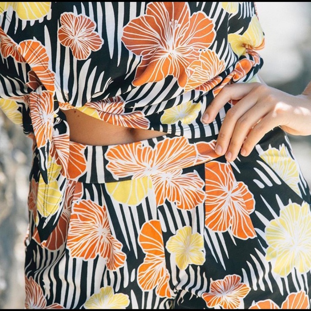 AVA SKY HONOLULU HAWAII - HIBISCUS BLOOM